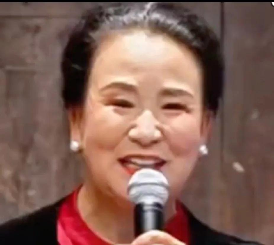 赵丽蓉离世25周年之际，其关门弟子李玉梅携经典重现舞台。一曲《打工奇遇》，不仅是