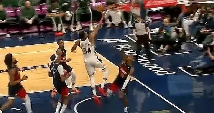 字母哥真是太嚣张跋扈了！在今日雄鹿对阵奇才的第一节比赛中，字母哥反击接球直杀篮下