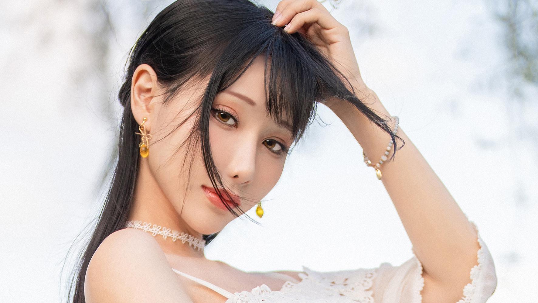 妩媚的女人，会让人忘了看身材