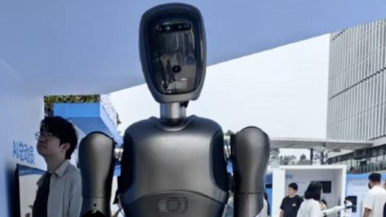 美的机器人家族公开亮相：已研发3代5款机器人，正规划超人型产品