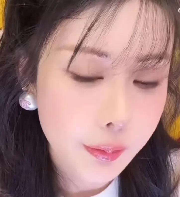 笑死！刚刷到韦雪直播说分手的时候kk就在旁边坐着 现在明星处理感情的方式也太魔幻