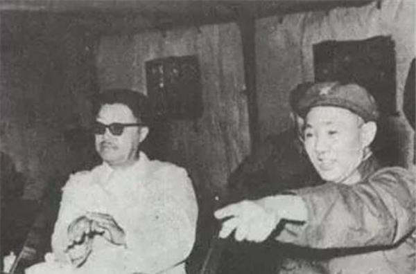 开国上将李聚奎来到重庆视察，路过一个剃头匠时突然停下了脚步，红着眼眶的他对着剃头