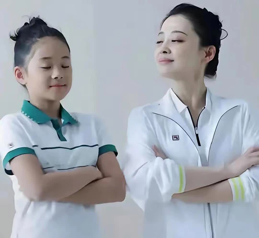 49岁梅婷和女儿的杂志，网友直言：女儿颜值跟路人没区别！[捂脸][捂脸]