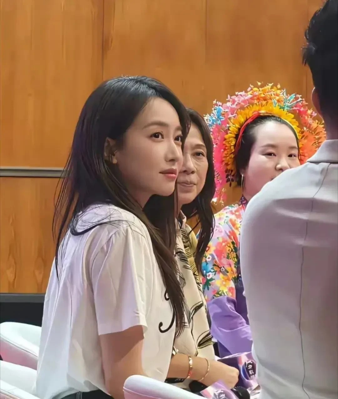 大家发现没？
女人喜欢一个男人的时候，
眼神是没办法隐瞒的，
女人看自己喜欢的男