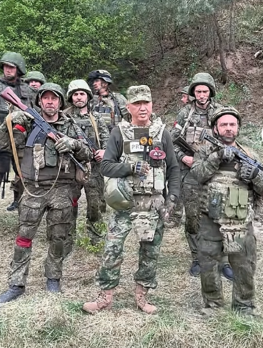 老卢身边歪瓜裂枣的士兵，可见它的兵源也已快到极限了 ​​​
