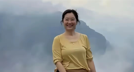 71岁的林青霞在巫山游玩的镜头，真的太让人动容了。她笑得比云海还舒展，没有减肥，