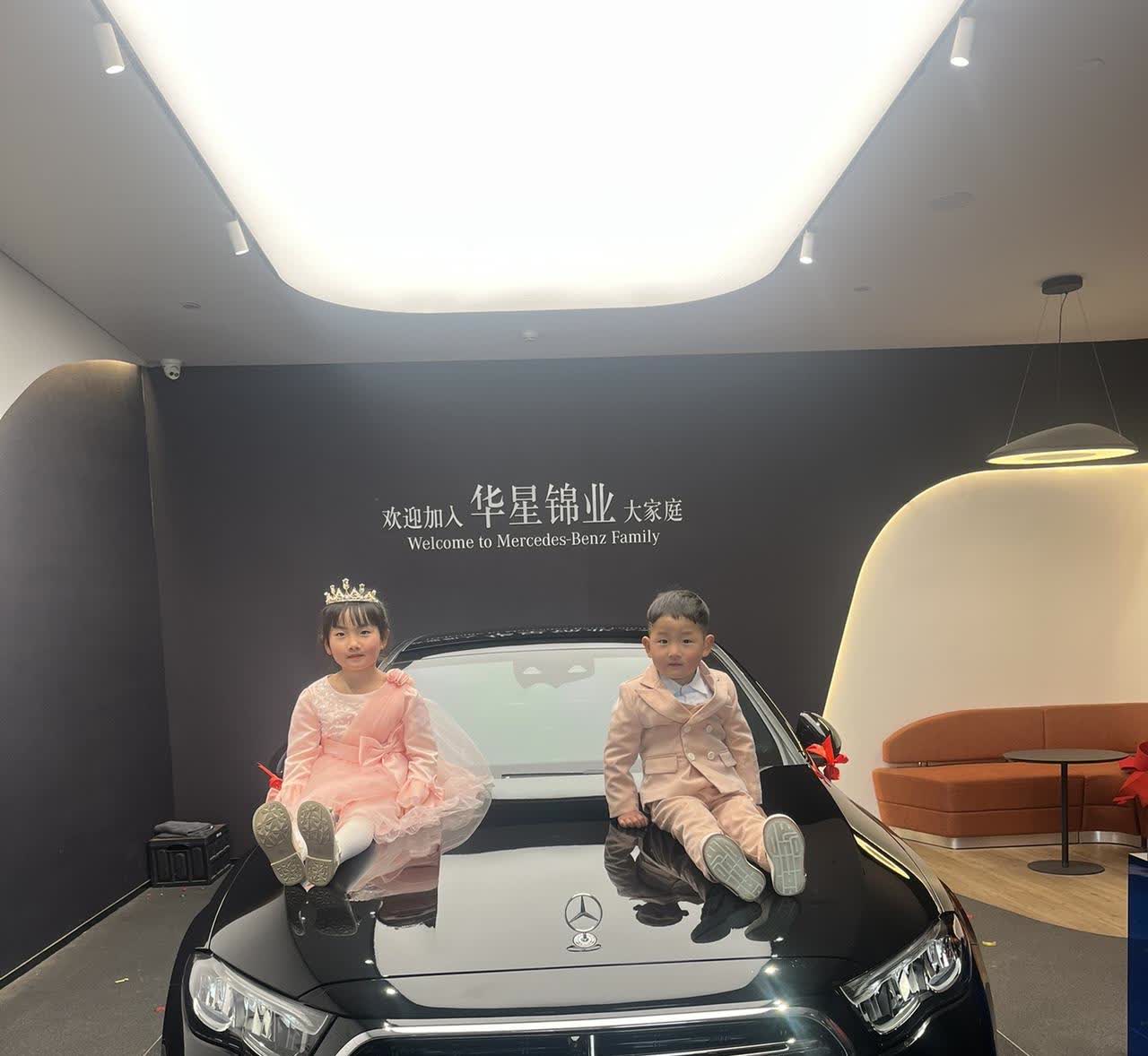 坐在E300上的小宝贝们，他能有什么烦恼啊！