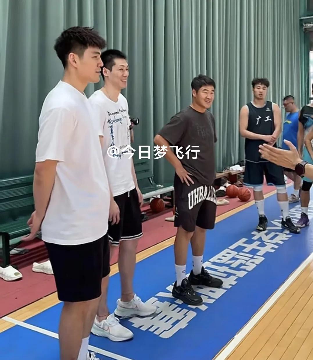 任骏飞、陈国豪一同探访母校！
今天和昨天，广东队助教兼球员任骏飞、北控队球员陈国