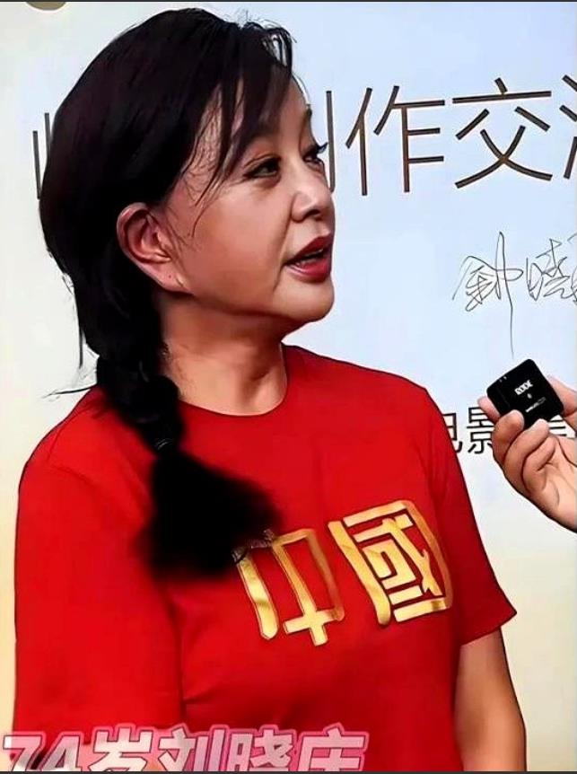刘晓庆离婚了，记者问她：“您74岁了，为啥还折腾？”刘晓庆哈哈大笑：你说人们爱看