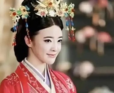 汉武帝要去卧室更衣，叫李夫人侍奉，随后就在房里宠幸了她。看着汉武帝满足的脸色，平
