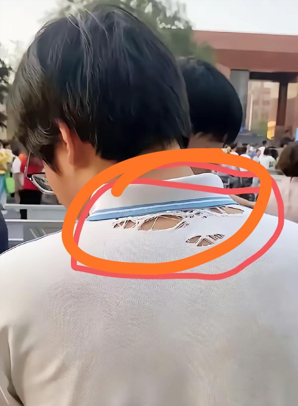 高考刚一结束，全网都在疯狂的在找这个男生！他穿着一件破洞的T恤，很明显的看出是穿