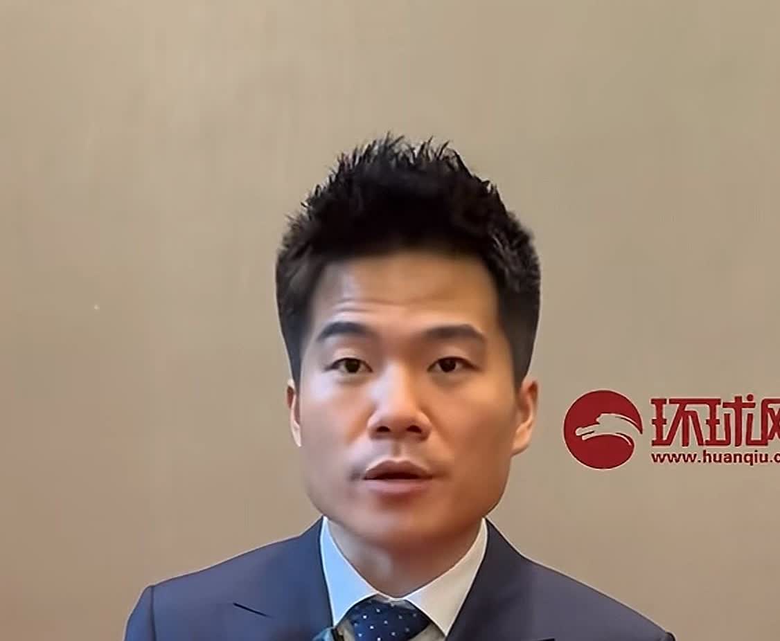 董宇辉同时被多少家媒体采访呢？[星星眼]

幸亏董宇辉穿的是西装，麦克风在领