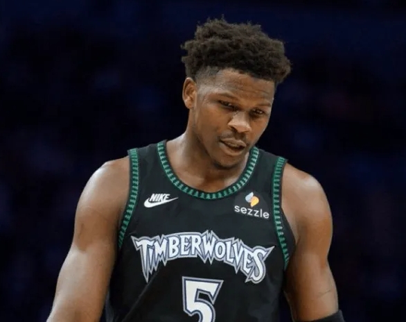 NBA常规赛，森林狼141-115大胜奇才。
本场比赛，森林狼队球员安东尼-爱德