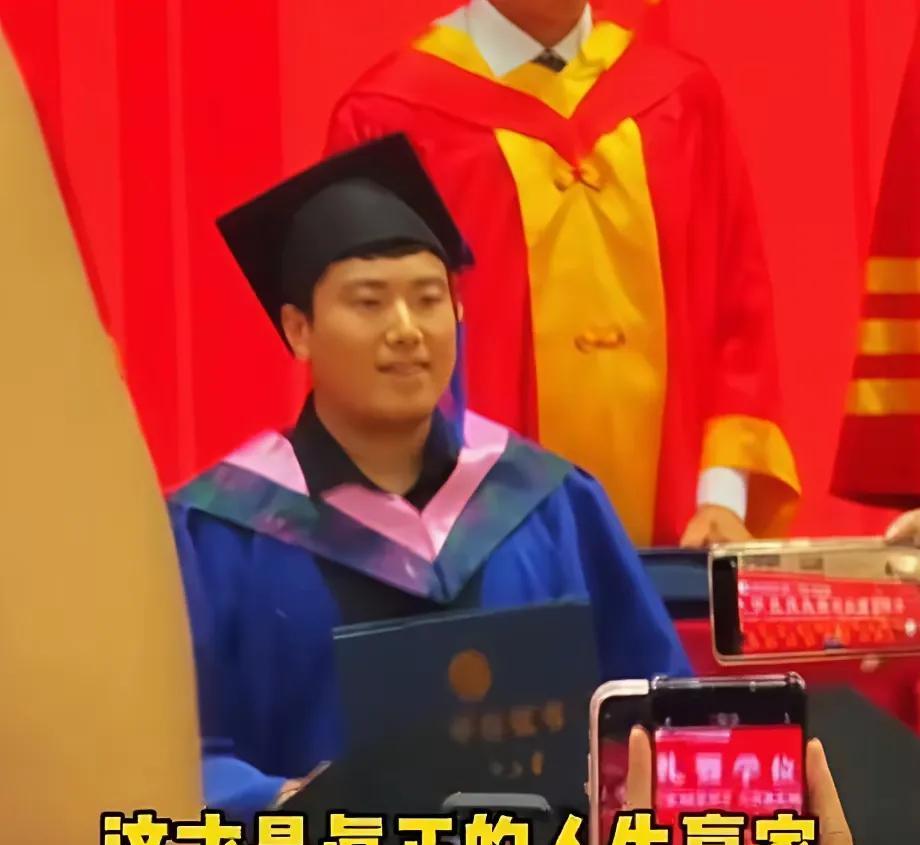 梁靖崑太牛了！6月25日，网友在天津科技大学研究生毕业典礼上看到了他。照片里，他