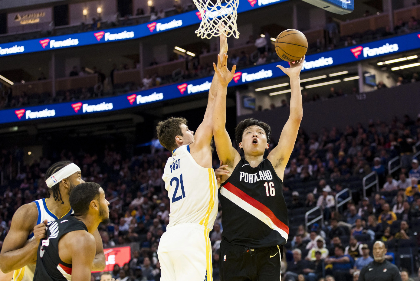 杨瀚森在开拓者对阵勇士的季前赛中完成了NBA首秀，出场21分钟，5投2中得到4分