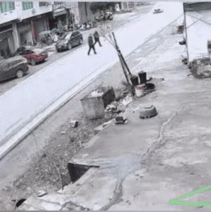 记住一句话，千万不要把自己的生命安全寄托在别人身上。
行人让一下也没事，汽车让一