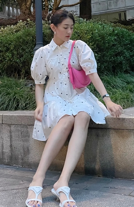 梁洁，166cm，清新甜美，打卡城市角落。[赞][赞]