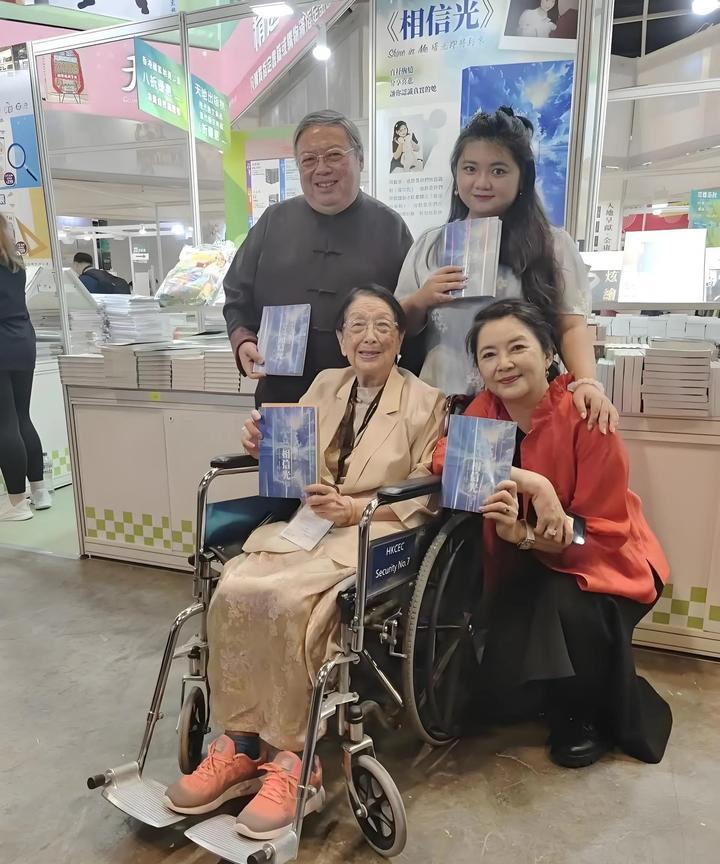 2024年，66岁的“霸王花”胡慧中率全家出席女儿新书的活动，不单单丈夫何志平，