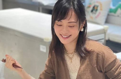 孙俪发微博，晒出满满一盘杨梅和一块面包，并配文我的快乐来了，还配了三个流口水的表