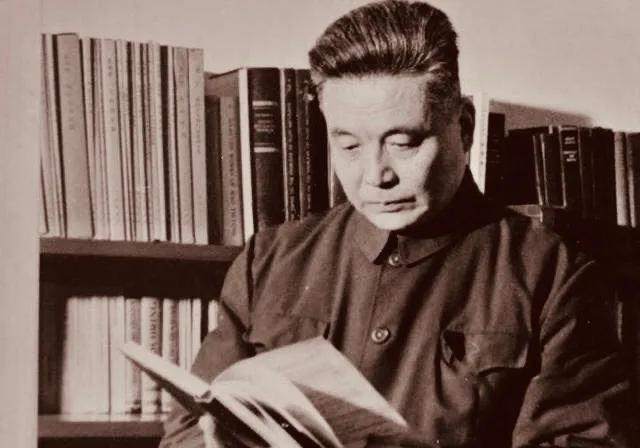 1985年6月，邓稼先病危，杨振宁到医院探望时问：“您研究原子弹成功，得到多少奖