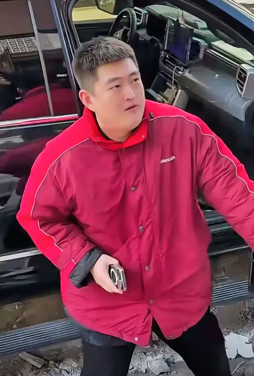 终于明白巴黎世家那些设计奇特的衣服都卖给谁了！这衣服要不是穿在赵本山儿子身上，我