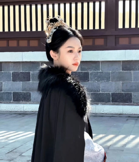 周也饰演的禾晏，殿前陈词泣血震朝堂，武将朝服裹帝女气场。坚韧内核藏山河野心，眼含
