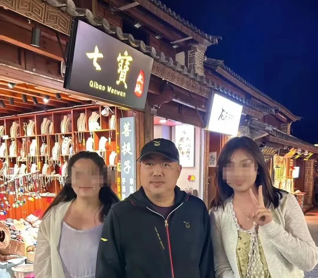 刘国梁卸任后来云南旅游，粉丝偶遇，发现才几天时间，刘国梁就好像变年轻了，脱离了班