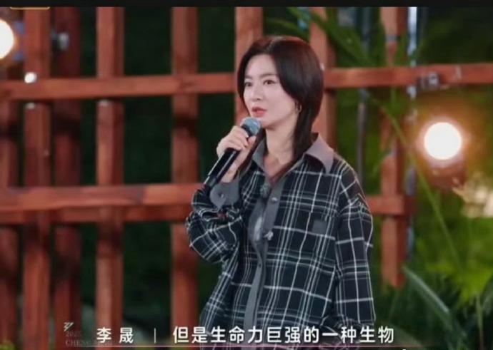 救命，浪姐舞台上李晟唱枯叶蝶太绝了，她站在那里唱歌的样子，恍惚间就是叶凡本人，情