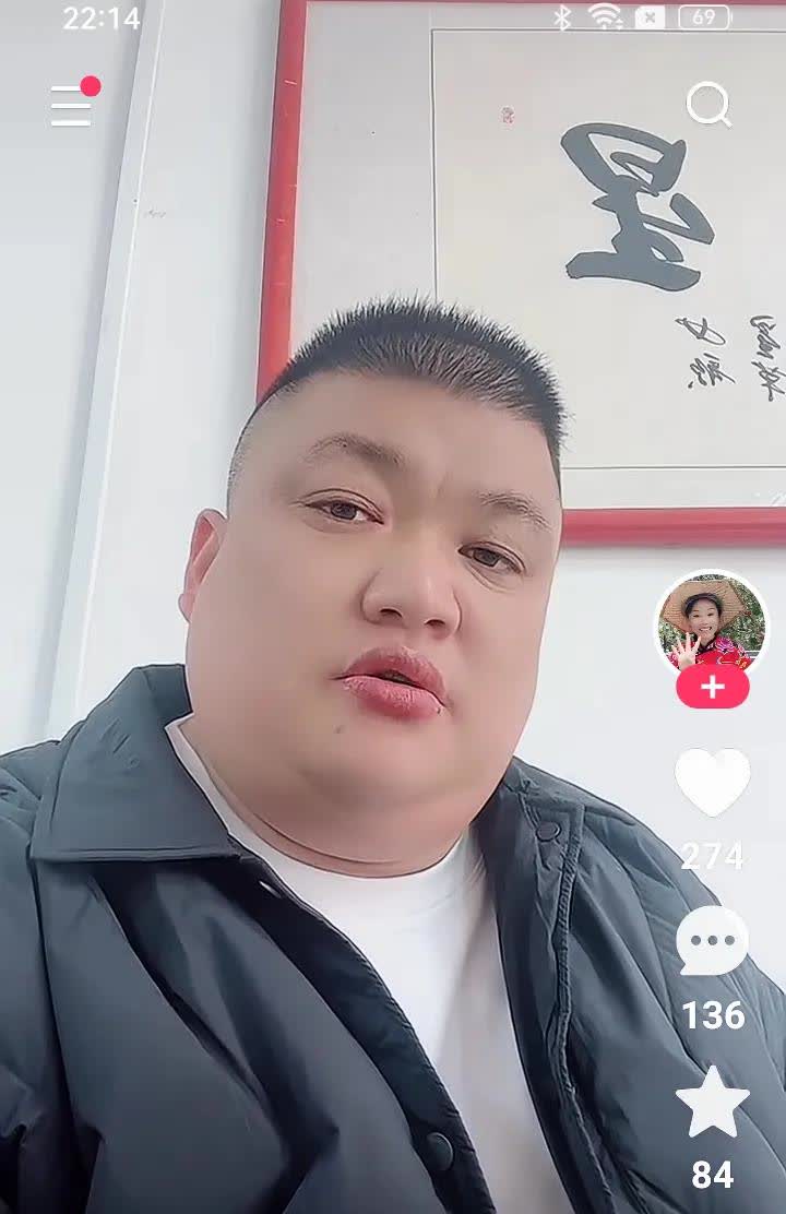 李超在草帽姐号上聊天，粉丝问：草娼姐为什么給你离婚。李超说：看不起我呗，她上星光