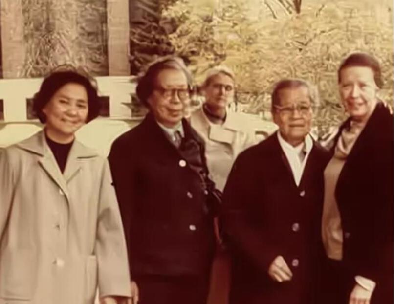 1979年，我国女翻译刘禄曾到美国访问，一美国男人不知为一直盯着她，几分钟后，男