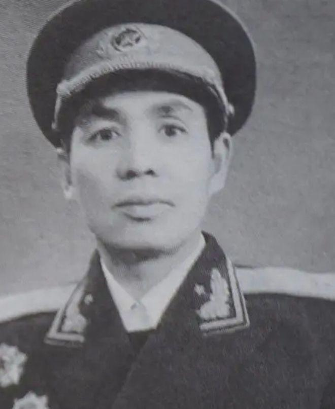 1975年正在训练的王英洲突然被军长叫去办公室，他忐忑是不是来劝他退伍的，没想到