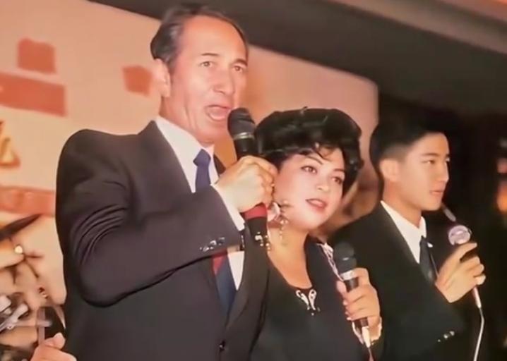 80年代，何鴻燊和陈百强共同出席慈善活动时一同在台上演唱时的一幕，当年要不是他的