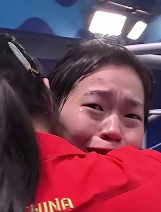 这一次，全红婵终于破防大哭起来，
陈若琳教练心疼的把全宝搂在怀里。
一直安慰：没