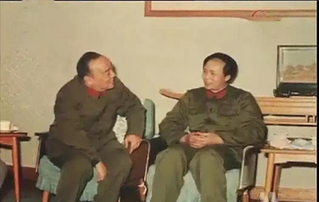 杨尚昆接见古月，1983年12月，年近花甲的杨尚昆在北京见到身穿65式军服特型演