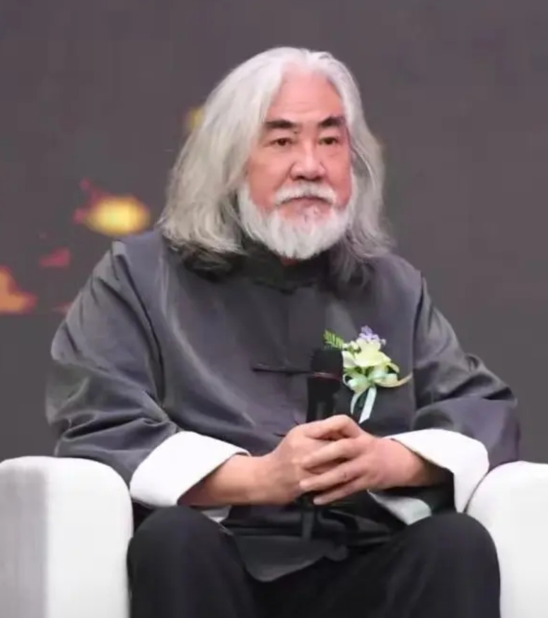 终于搞明白了

为什么张纪中前妻这么看不上他！

不是因为婚变，而是因为她真的是