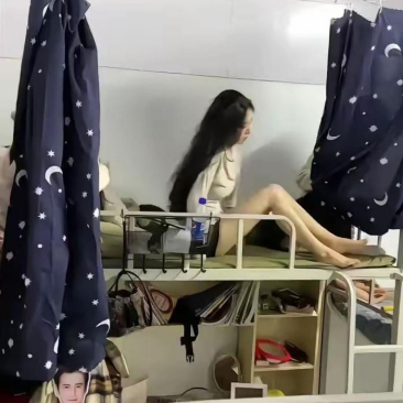 现在的大学宿舍条件是好，2个人一间屋！