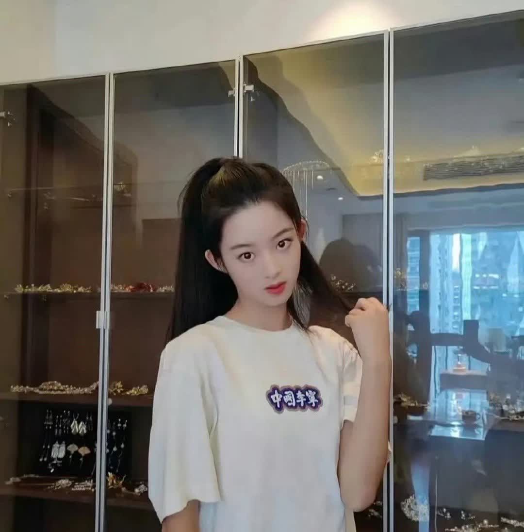 咱就是说这一柜子的首饰，还有上亿的别墅，也都是假的吗？😳

黄杨爸爸说耳环