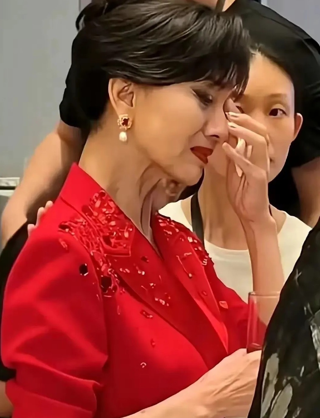 赵雅芝再怎么装嫩也掩盖不住70多岁的样子，你看她的脖子，简直让人不敢直视