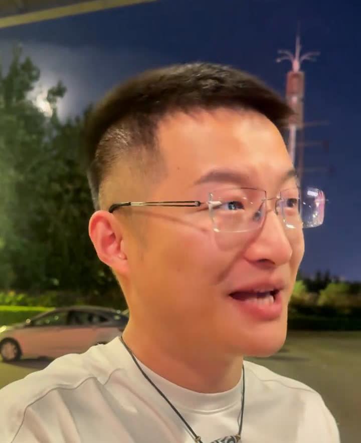 当你开上迈巴赫。
你知道吗？现在能拿出30万来的人真的是很少，但是满大街上全都