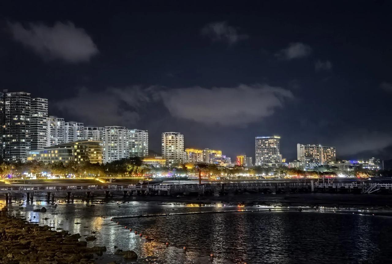 这两年公布了很多间谍案，这里面很多人居然都是主动投靠外国情报机构，这些人上赶着当