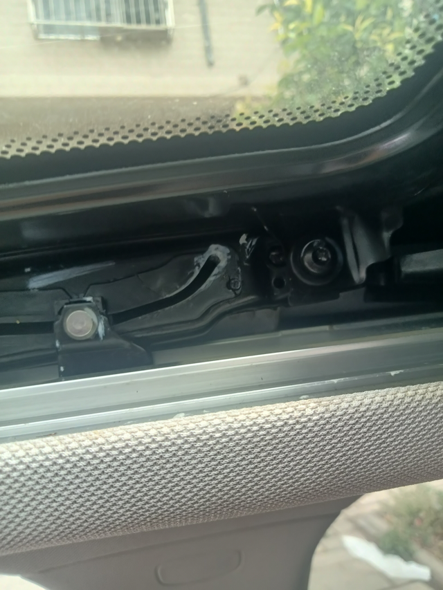 二款的四代帝豪
所有的车主看一下你们的天窗有没有裂纹？有裂纹，赶紧去，过了四年，