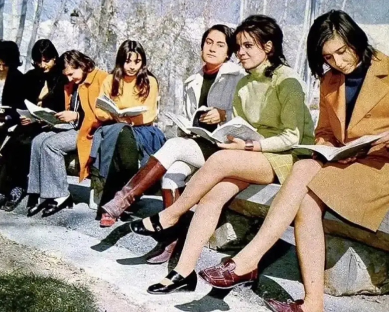 70年代的伊朗女性是这样的，自从政教合一之后，女性就得黑纱蒙面出行了，是进步还是