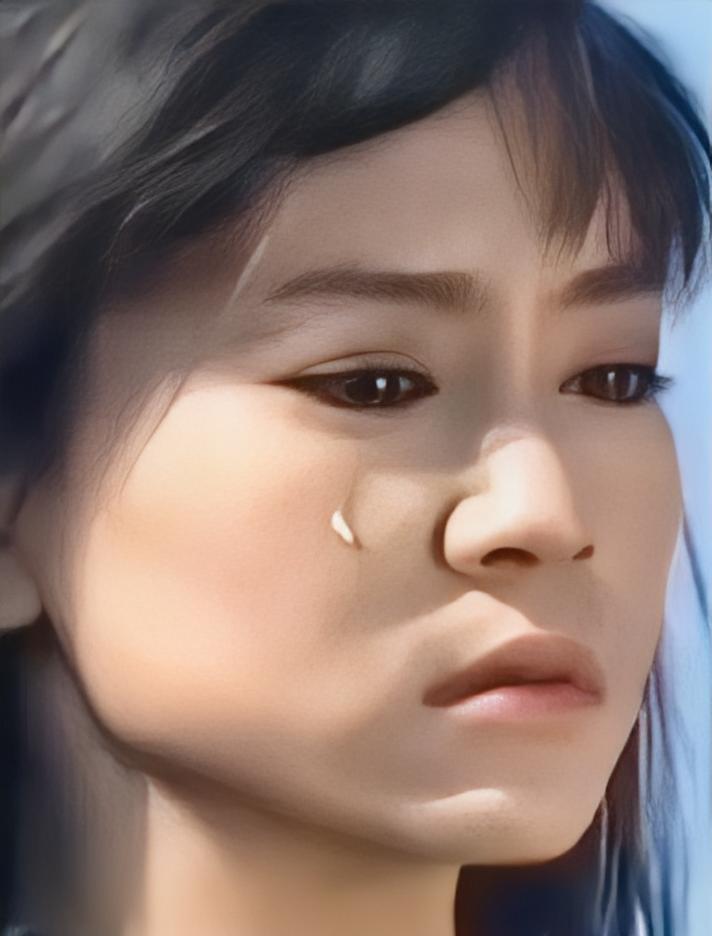 年轻时的刘雪华很喜欢整蛊，在跟秦汉拍吻戏之前，她故意吃生大蒜，可想而知，秦汉吻下