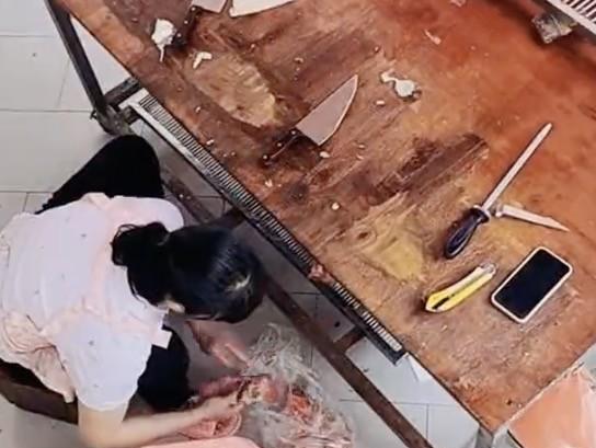 怪不得有时候买的猪肉，买的时候看起来无比新鲜，可当你去烹饪的时候，却总穿出一股异