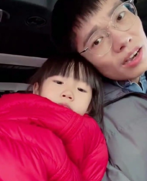 麦琳晒娃啦！女儿简直是李行亮复制粘贴版，父女俩撞脸度百分百！活在爱里的小宝贝笑起