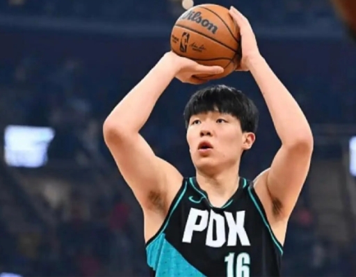 
小杨在这个队伍真是倒了霉
除了自身这半年来的适应问题和自身能力确实相对不足外。