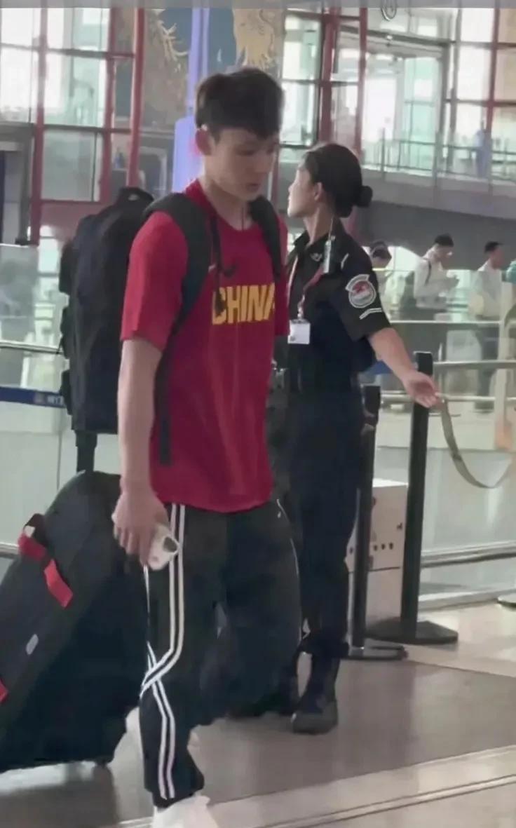 国家队抵达杭州，热身赛周四开打
昨天，国家队已经从北京飞抵杭州，准备为期两场和委