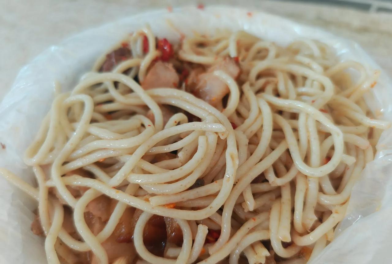 一个亲戚诉苦，她家娃考进事业编快一年了，一分钱的工资也没往家带过，反而不时地向他