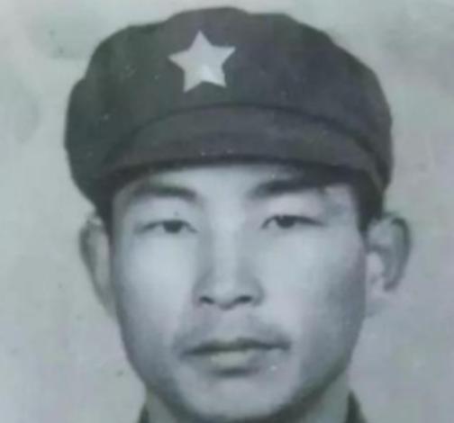 1980年，十几个越军把小战士许明习团团围住，见他势单力薄，想活捉他回去邀功。许