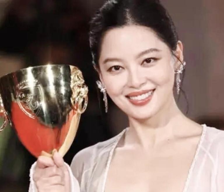 北京时间9月7日凌晨，第82届威尼斯国际电影节揭晓主要奖项。主竞赛单元完整获奖名